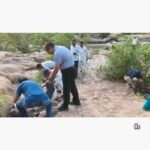 चरकापानी वॉटरफॉल पर कलेक्टर ने उठाया कचरा, दिया स्वच्छता का संदेश