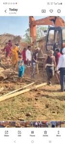 भूमिहीन हुए परिवार, बरसात से पहले उजड़े आशियाने: गजरही में रेलवे का बुलडोजर चला, विरोध के बीच लाठी-डंडे लेकर डटे ग्रामीण