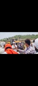 बिना नोटिस घर गिराने पहुंचा प्रशासन, किसानों के विरोध के बाद लौटना पड़ा बैरंग