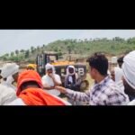 बिना नोटिस घर गिराने पहुंचा प्रशासन, किसानों के विरोध के बाद लौटना पड़ा बैरंग