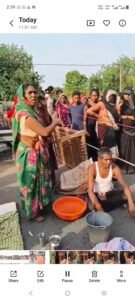 सड़क पर चारपाई, कुर्सी-टेबल, बर्तन और गृहस्थी का सामान रखकर किया चक्का जाम