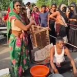 सड़क पर चारपाई, कुर्सी-टेबल, बर्तन और गृहस्थी का सामान रखकर किया चक्का जाम