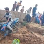 गुड़ुआधार में बदहाल हुयी ग्राम सड़क, पुल क्षतिग्रस्त, कीचड़ से आवागमन ठप, स्कूली बच्चे और ग्रामीण परेशान