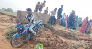 गुड़ुआधार में बदहाल हुयी ग्राम सड़क, पुल क्षतिग्रस्त, कीचड़ से आवागमन ठप, स्कूली बच्चे और ग्रामीण परेशान