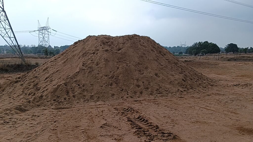 गांव के बीच अवैध रेत भंडारण बना चर्चा का विषय 1 IMG 20260703 WA0031 News E 7 Live