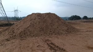गांव के बीच अवैध रेत भंडारण बना चर्चा का विषय