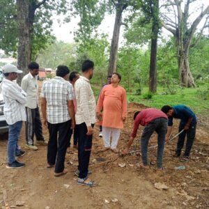 ग्रामीणों की शिकायत पर टमसार पहुंचे ब्लॉक कांग्रेस अध्यक्ष, वन विभाग के कथित अतिक्रमण हटाने की उठाई मांग
