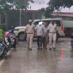 चीतल को केला खिलाना पड़ा महंगा, वायरल वीडियो के बाद पर्यटक पर केस