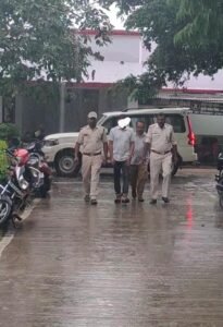 चीतल को केला खिलाना पड़ा महंगा, वायरल वीडियो के बाद पर्यटक पर केस
