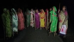 अवैध शराब के खिलाफ महिलाओं का हल्ला बोल: डंडे लेकर रात में सड़कों पर उतरीं, बोलीं— अब नहीं चलने देंगे शराब का कारोबार