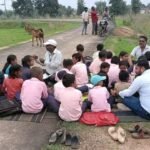 विद्यालय का रास्ता अवरुद्ध होने पर शिक्षकों ने सड़क में ही लगा दी क्लास