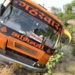 देवगांव डायवर्सन पर बड़ा हादसा टला, गड्ढे में उतरी यात्री बस, 25 यात्रियों की बची जान