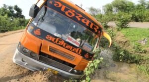 देवगांव डायवर्सन पर बड़ा हादसा टला, गड्ढे में उतरी यात्री बस, 25 यात्रियों की बची जान