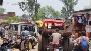 मड़वास बाजार में थाना प्रभारी का वाहन खड़ा होने से लगा जाम, वीडियो वायरल