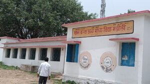 कन्या विद्यालय में संविदाकार का मटेरियल भंडारण बना परेशानी का सबब