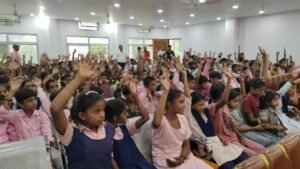 रोली मेमोरियल में बच्चों को पठन-पाठन सामग्री का वितरण हुआ 