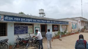 भवन के अभाव से जूझ रहा सांदीपनि विद्यालय मझौली
