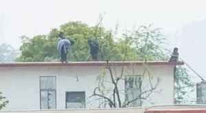 कस्तूरबा बालिका छात्रावास मे बच्चियों से छत की सफाई और पानी की टंकी साफ कराने का वीडियो वायरल।