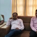 रिश्वत के 10 हजार रुपये फेंककर भाग रहा था जिला अभियोजन अधिकारी पकड़ा गया,खुले मैदान में लोकायुक्त ने की कार्रवाई