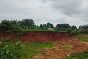 पाली के वार्ड क्रमांक 4 बिझला में मुरूम के अवैध उत्खनन का आरोप, रेलवे लाइन के पास चल रही खुदाई से उठे सवाल