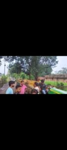 पुलिस के सामने रेत से भरा ट्रैक्टर लेकर फरार हुआ चालक, पीछा करती रह गई पुलिस... आखिर किसके दम पर बेखौफ हैं रेत माफिया?"